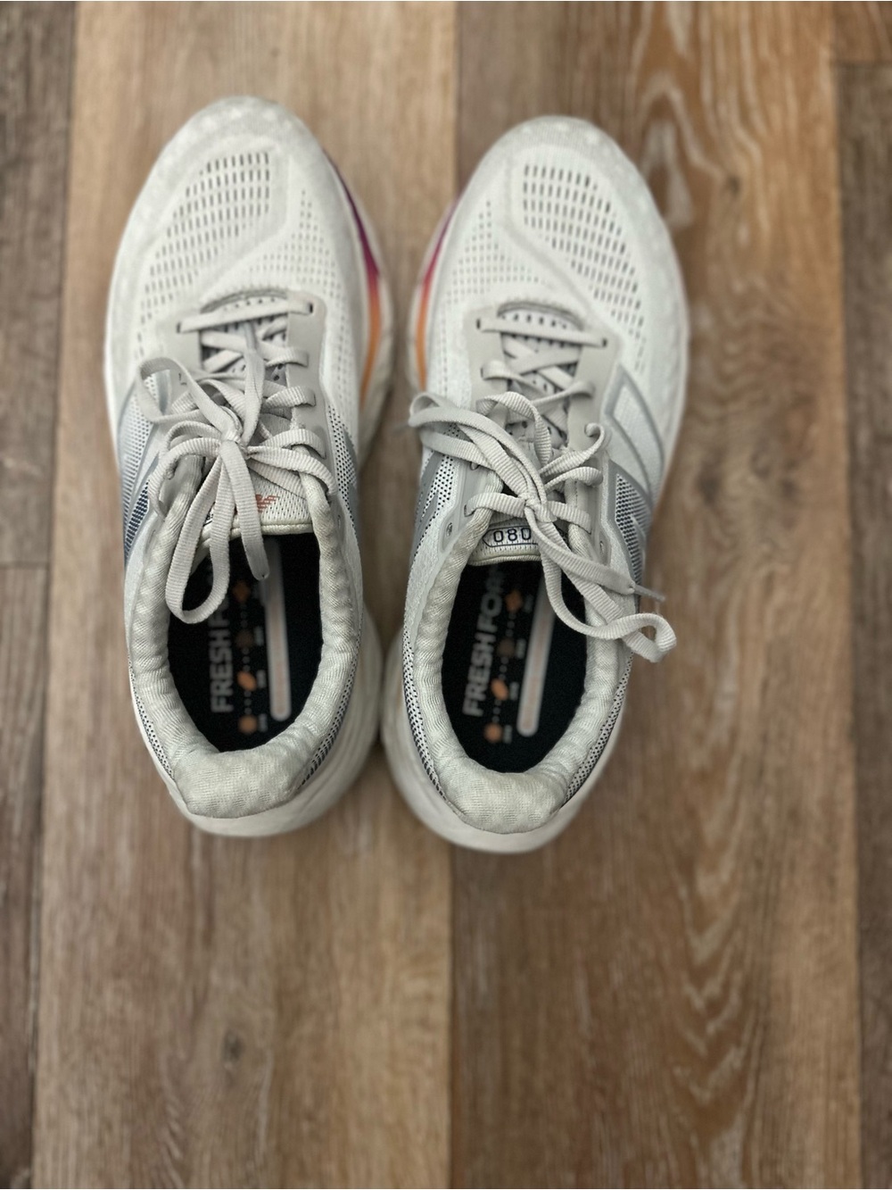 Fresh Foam 880v13 Women’s Running Shoes - Light Gray with Subtle Rainbow Accent